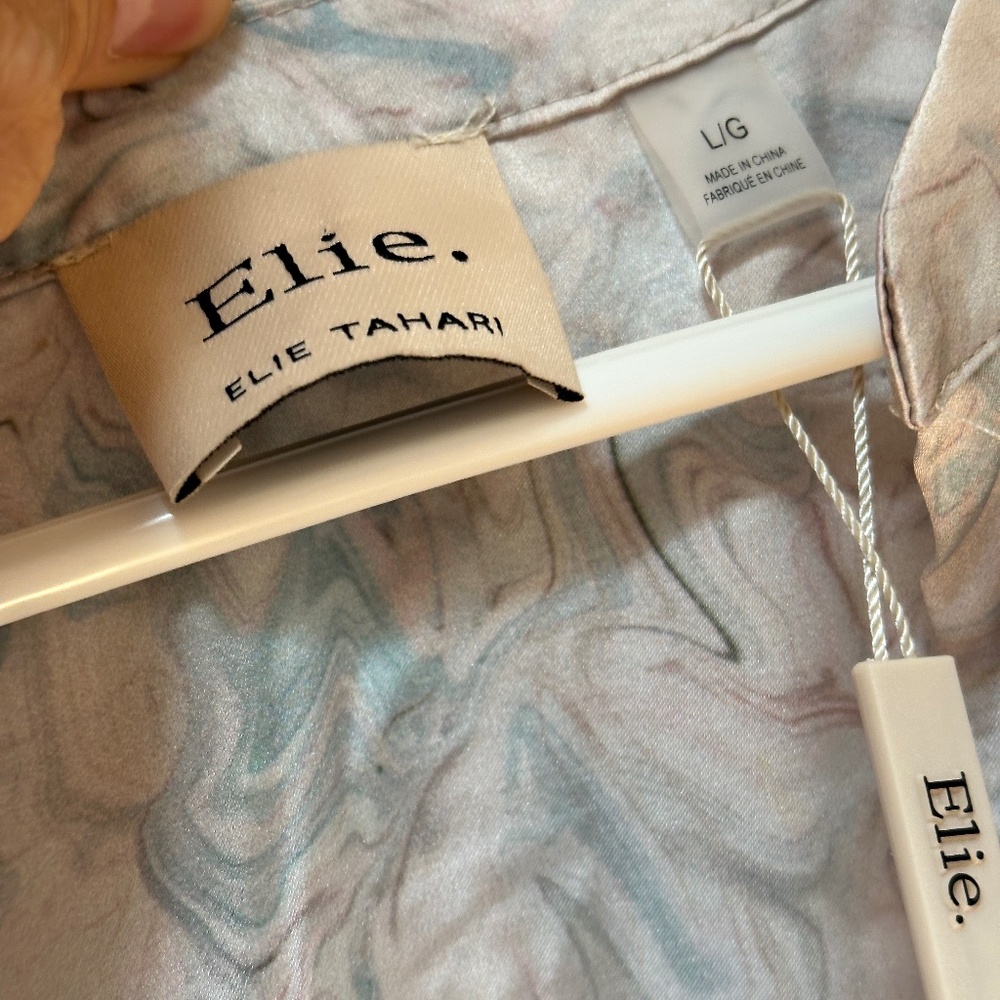 Elie Tahari Silky Flowing Poly Blouse Button Front Cap Sleeves Large NWT - Picture 4 of 16